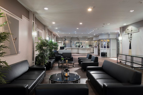 Hotel lobby with black leather sofas in Wyndham Garden Kassel