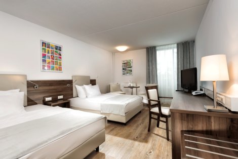 Modernes Hotelzimmer mit zwei Betten in Kassel Stadt
